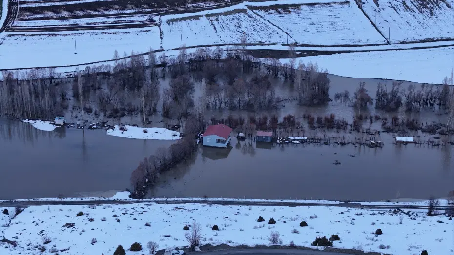 Kar kalınlığı iki metreyi bulan karlar eridi, yollar ve evler sular altında kaldı