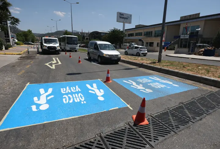 Muğla'da trafik güvenliği için yol çizgi çalışmaları yapılıyor