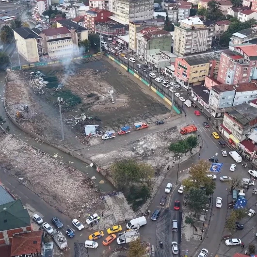 Sarıyer Ayazağa'da Yıkım Sonrası Enkaz Kaldırma Çalışmaları Gece Boyu Sürdü: Havadan Görüntülendi