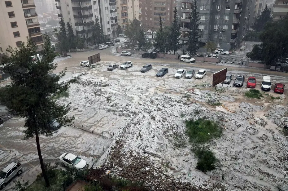 Adana’da sağanak ve dolu nedeniyle, cadde ve sokaklar beyaza büründü