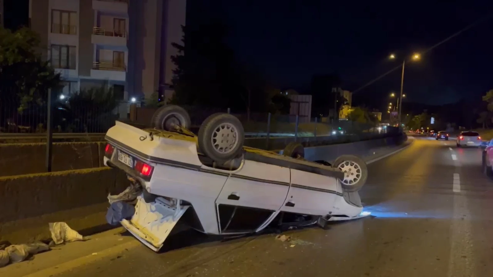 Kartal'da otomobil takla attı: İki yaralı 