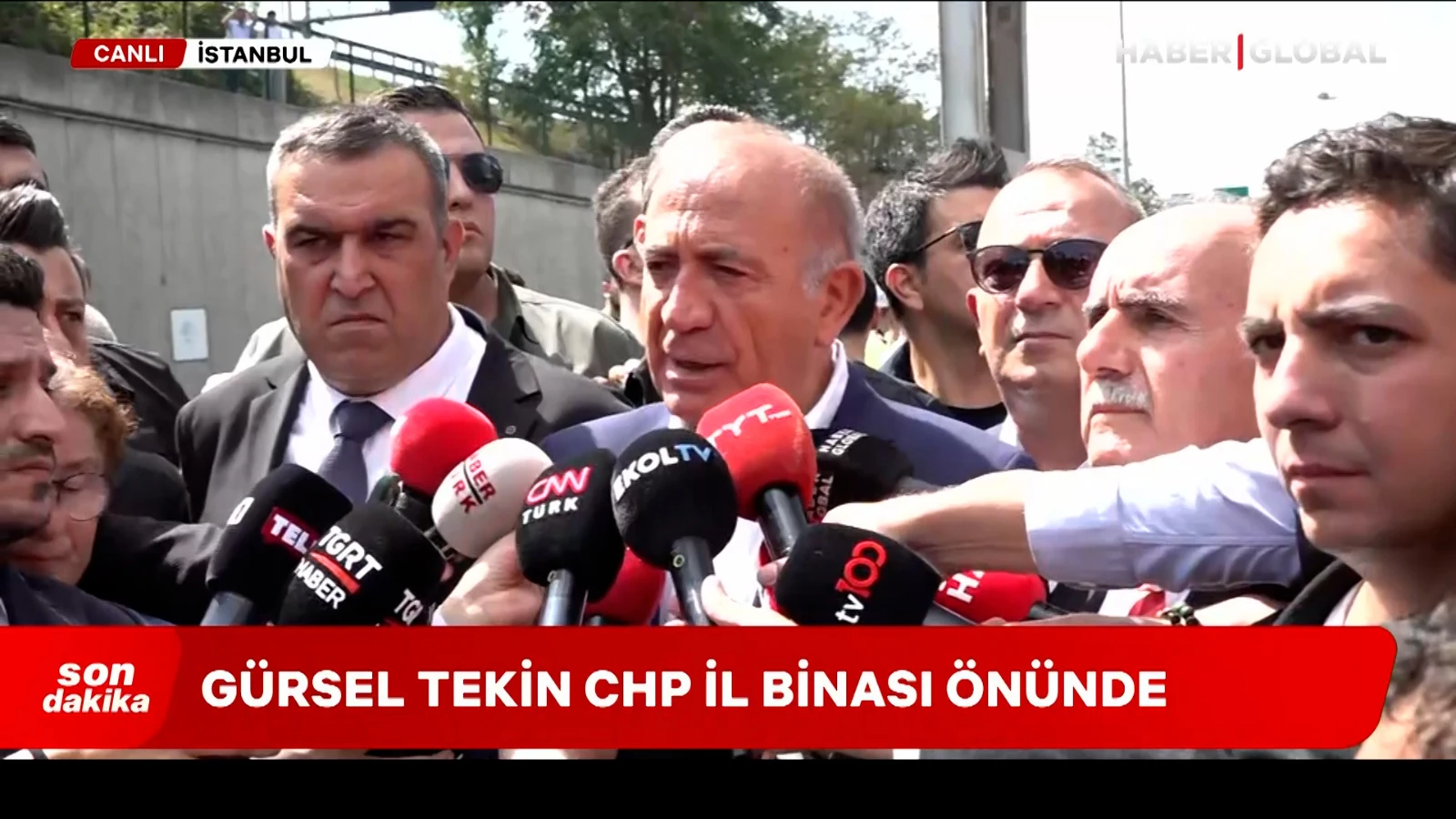CHP İstanbul İl Başkanlığı önüne gerginlik! Gürsel Tekin içeriye giriyor