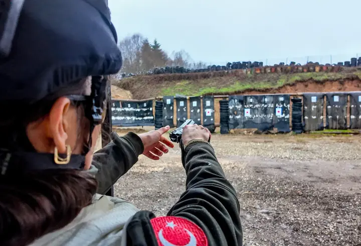 Ormancılar, poligonda tabancayla hedefi vurmak için yarıştı