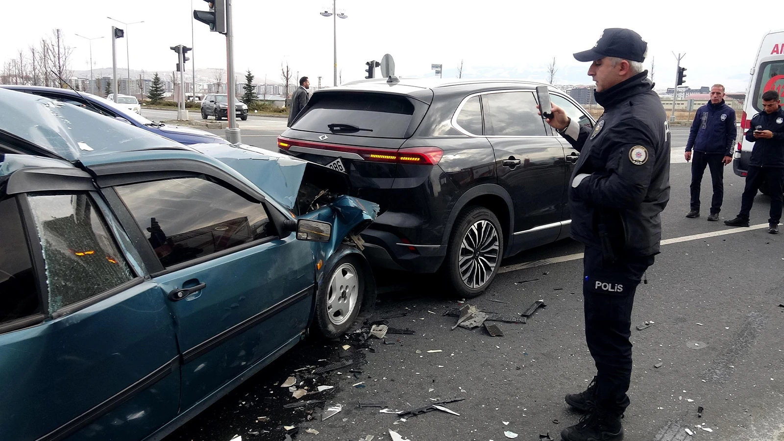 Freni boşalan kamyon zincirleme kazaya yol açtı