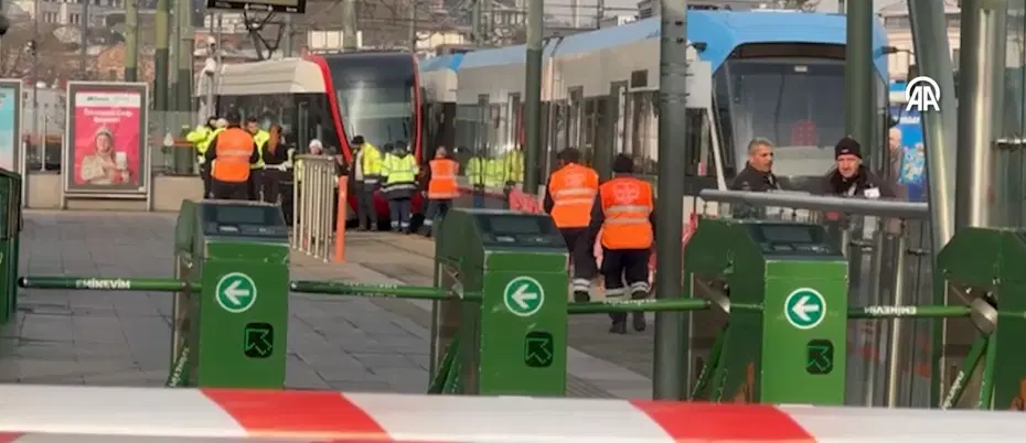 İstanbul'da iki tramvay çarpıştı. Yolcular tahliye edildi