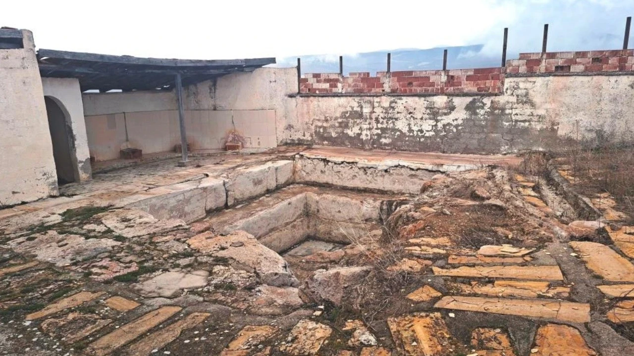 Roma’dan kalan şifa hamamı yok oluyor: Tarihi yapı kaderine terk edildi