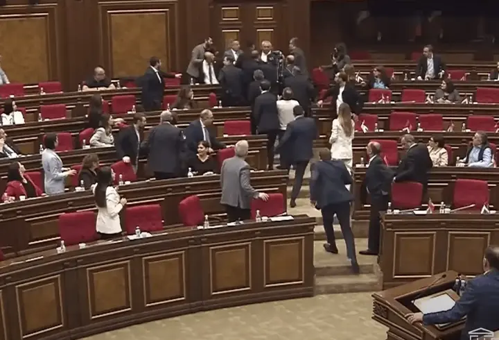 Ermenistan karıştı: Parlamentoda tekme ve yumruklar konuştu!