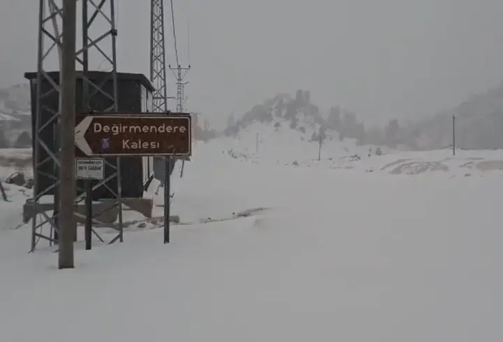 Kadirli'nin yüksek kesimlerine kar yağdı