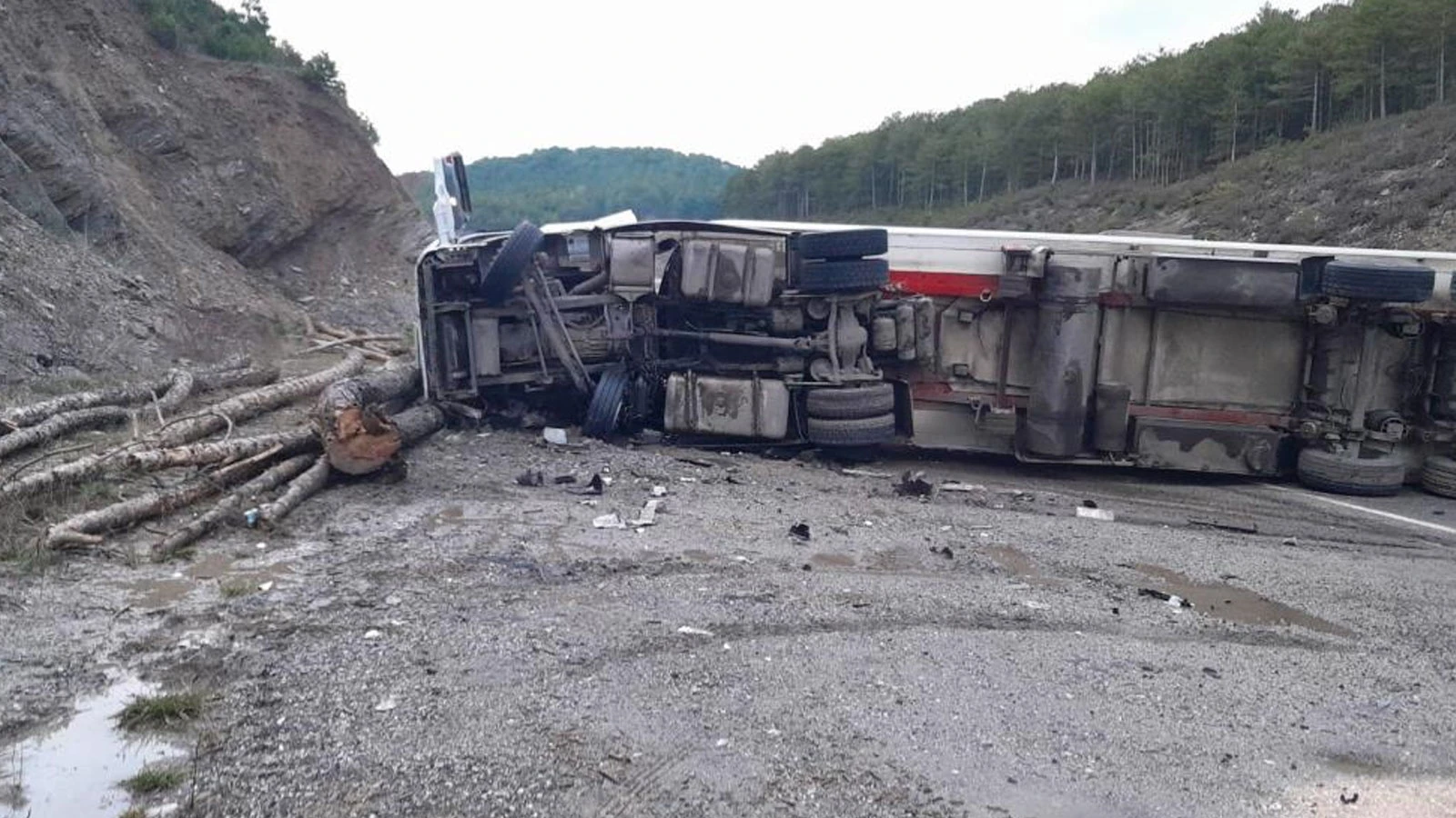 Kütahya'da tır, otomobilin üzerine devrildi: 1 kişi hayatını kaybetti