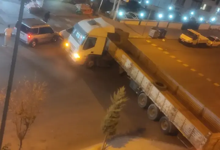 El frenini çekmeyi unuttu! 2 araca çarptı, yolu kapattı