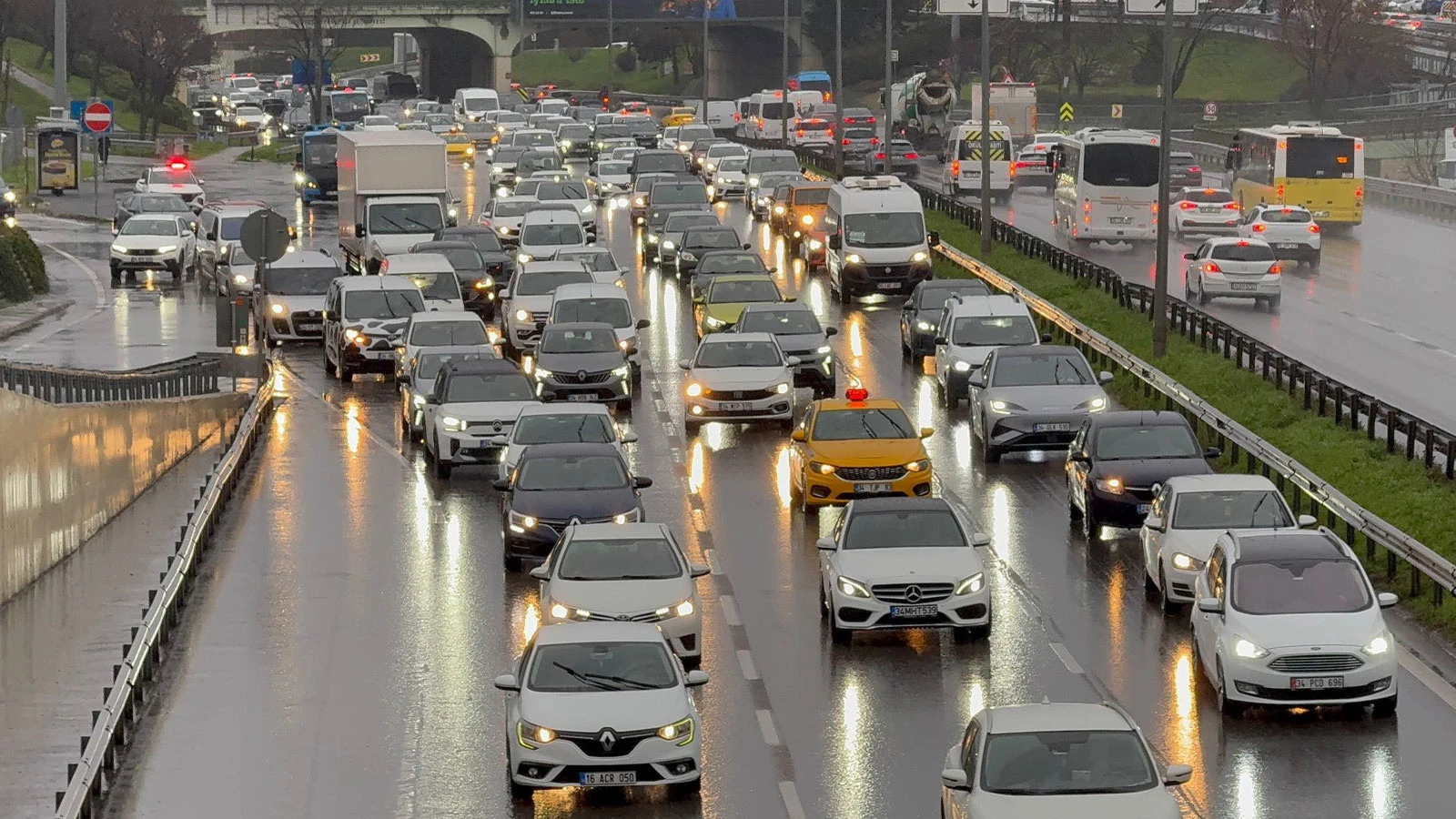 İstanbul'da iftar öncesi trafik çilesi! Yoğunluk yüzde 89'u buldu