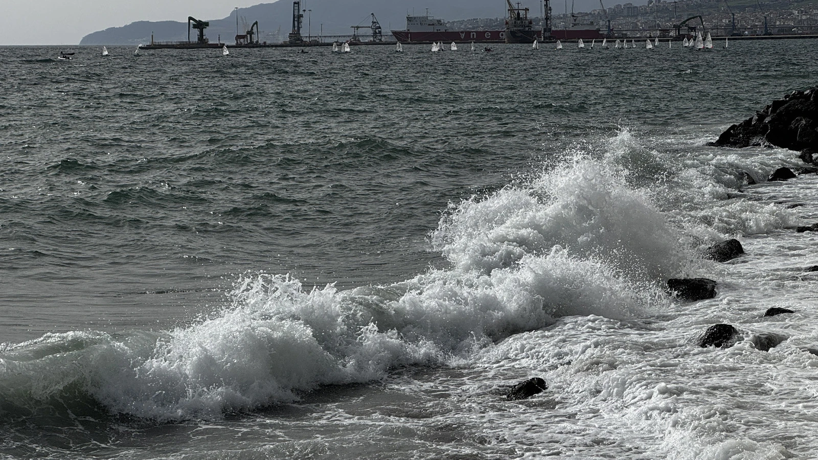 Marmara Denizi'nde ulaşıma lodos engeli