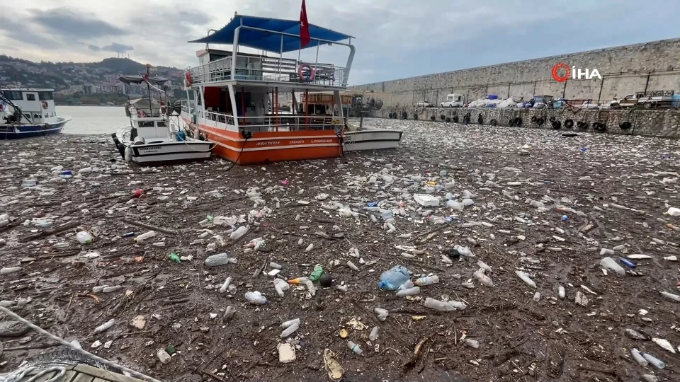 Zonguldak'ta Taşan Derelerin Sürüklediği Atıklar Denizi Kapladı