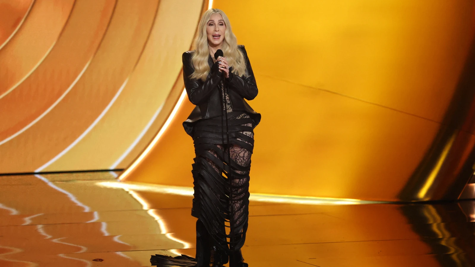 Cher'in kıyafeti Grammy Ödülleri'ne damgasını vurdu