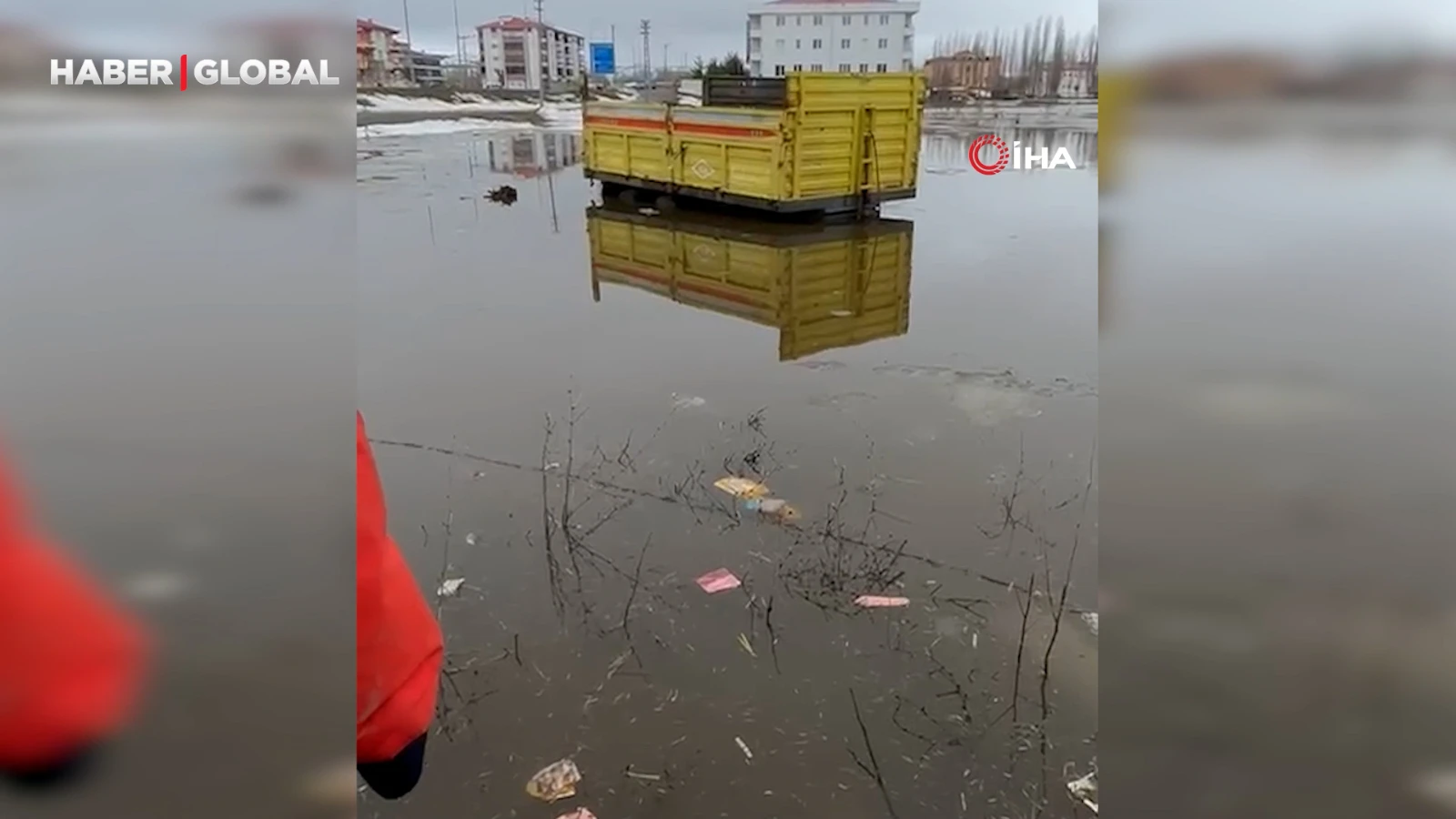 Eriyen kar suları taşkınlara sebep oldu, evler ve yollar sular altına kaldı