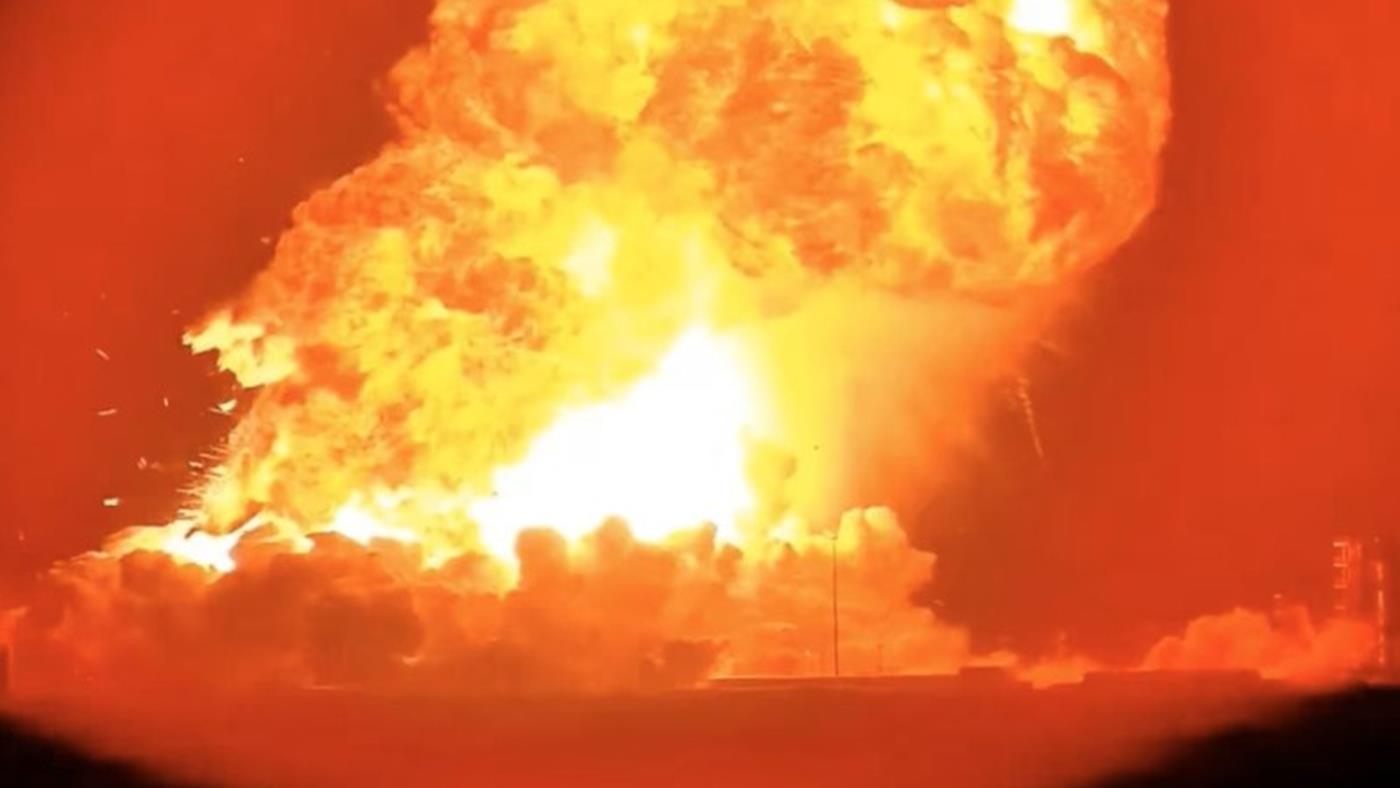 SpaceX'in Starship roketi test öncesinde patladı: İşte patlama anı