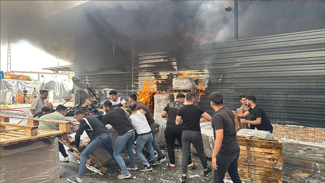 Mersin'de fabrikada korkutan yangın: Patlamalar oldu, yol ulaşıma kapatıldı