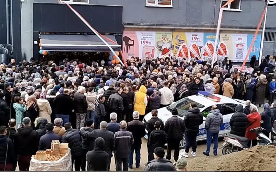 19 liralık fiyatı duyan koştu, cadde trafiğe kapandı