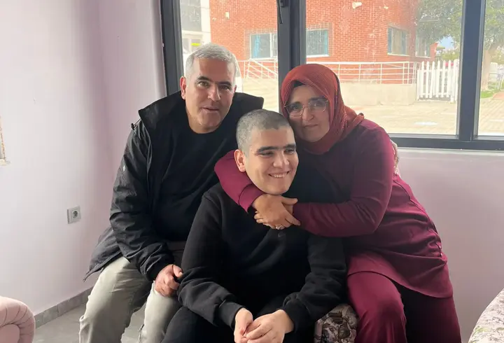 Bakanlığın devreye girdiği otizmli Muhammet, yeni merkezde ailesi ile buluştu