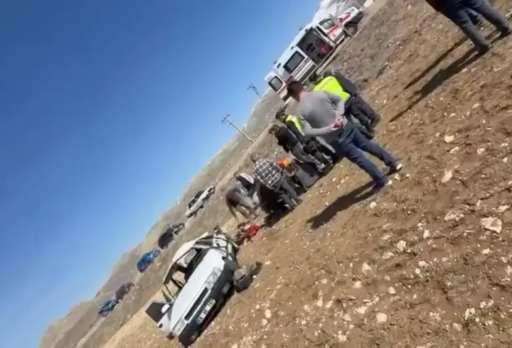 Kontrolden çıkan otomobil şarampole devrildi: 6 kişi yaralandı