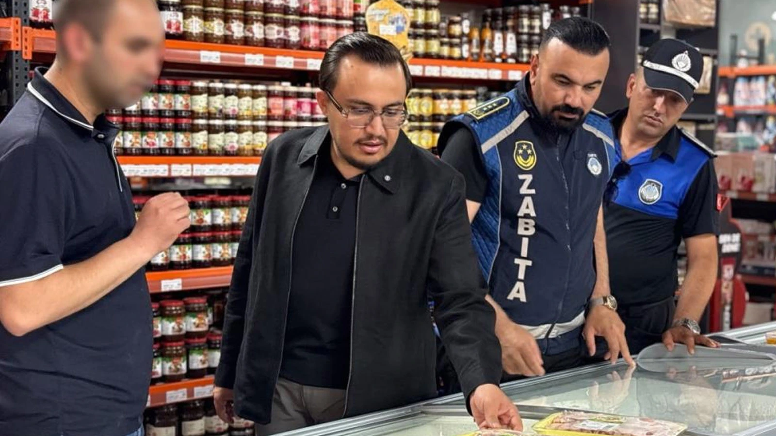 Ankara'da Tepki Çeken Uygulama: Müşterilerin Çantalarını Bantlayıp Dolaplara Koyuyorlar