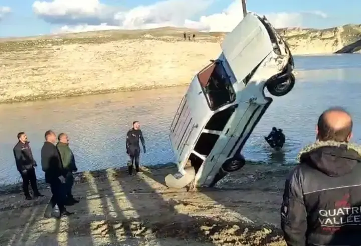 Nehir kenarına bırakılan otomobil suya sürüklendi