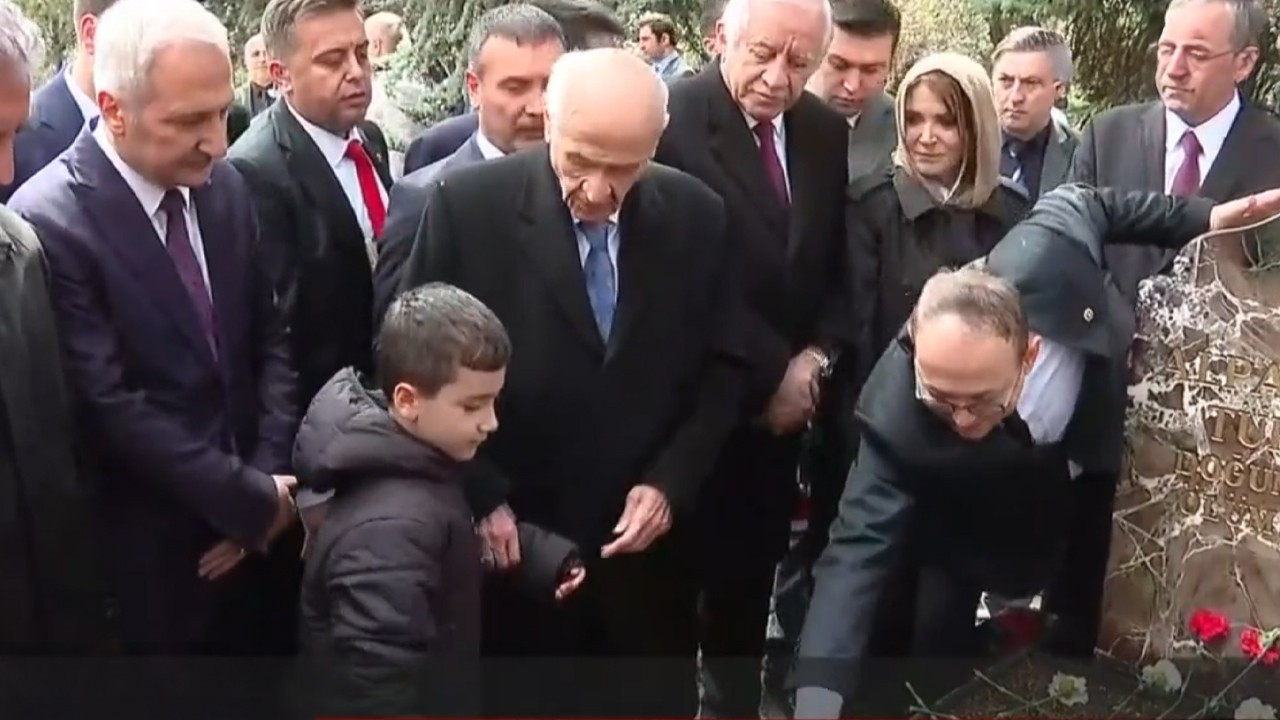 MHP Lideri Devlet Bahçeli, Alparslan Türkeş'in kabrini ziyaret etti