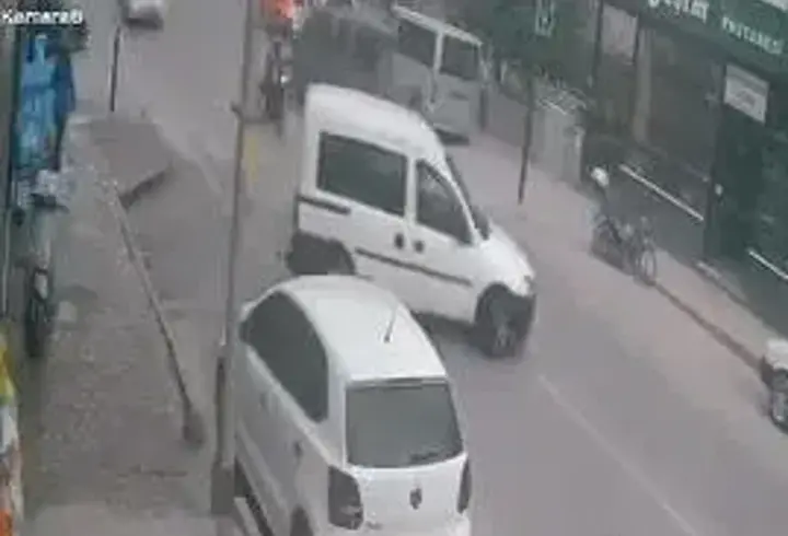 Motosikletin hafif ticari araca çarptığı kaza kamerada