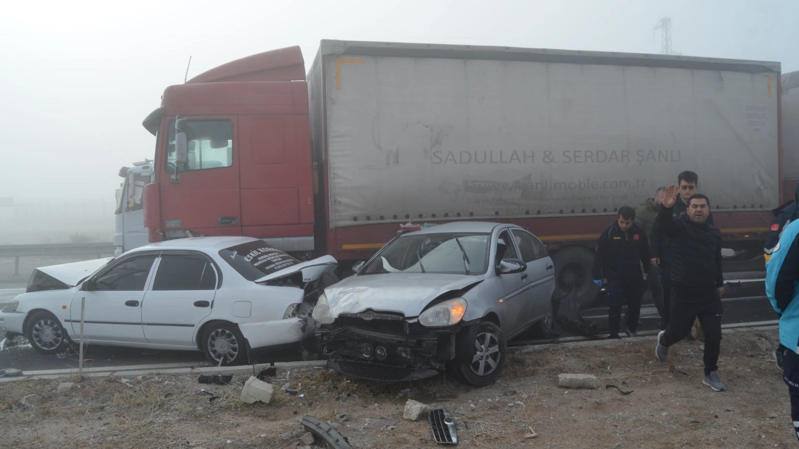 Tır kırmızı ışıkta duran 4 araca çarptı