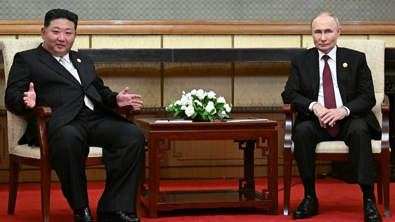 Putin ve Kuzey Kore lideri Kim Jong-Un Pekin'de bir araya geldi