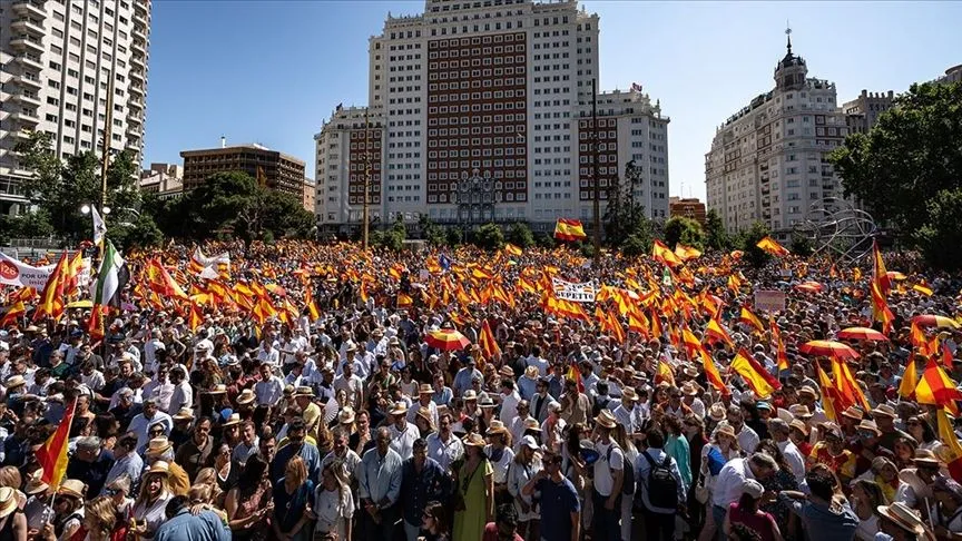 İspanya'da merkez sağcı ana muhalefet "erken seçim" talebiyle Madrid'de gösteri yaptı