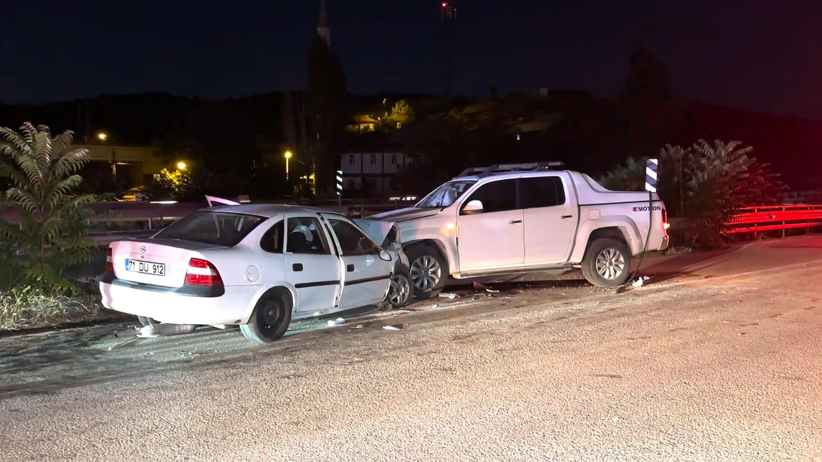 Kırıkkale'de otomobil ile kamyonet çarpıştı: 3 yaralı