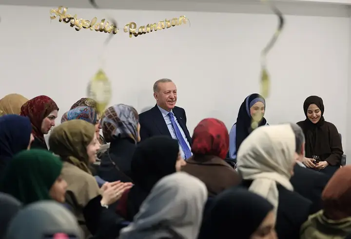 Cumhurbaşkanı Erdoğan'dan kız öğrenci yurduna ziyaret