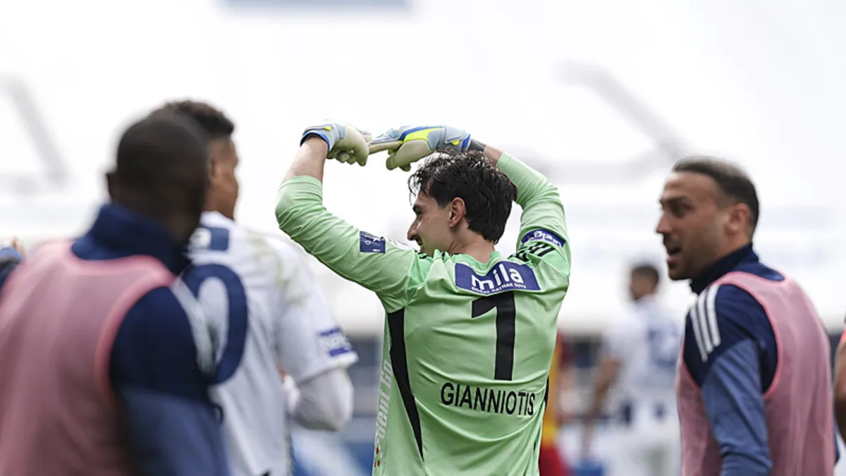 Kasımpaşa kalecisi Andreas Gianniotis'ten enfes gol!
