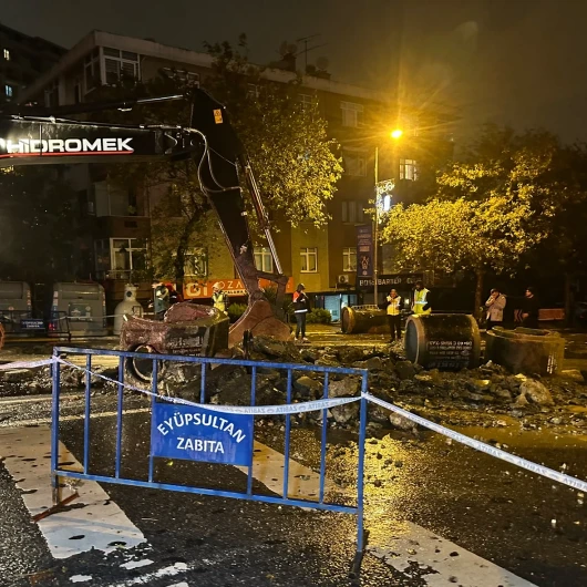 İstanbul'da yağışın ardından korkutan olay: Eyüpsultan'da yol çöktü