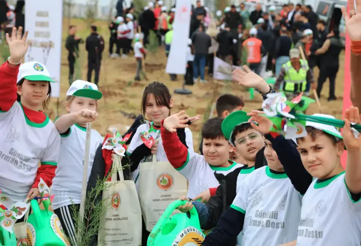 İlkokul öğrencileri fidanları toprakla buluşturdu