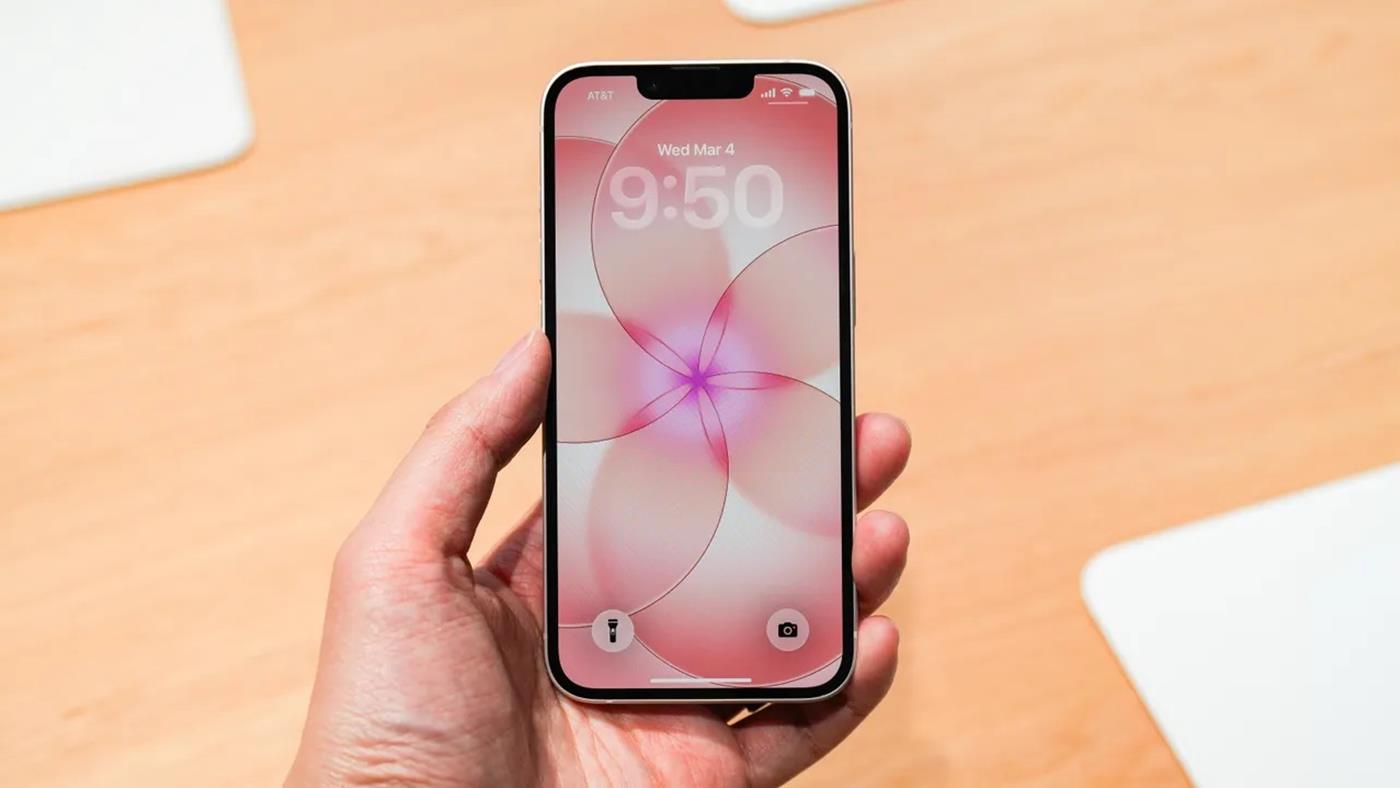 Apple, iPhone 17e için Samsung'a güvendi: Milyonlarca OLED panel siparişi!