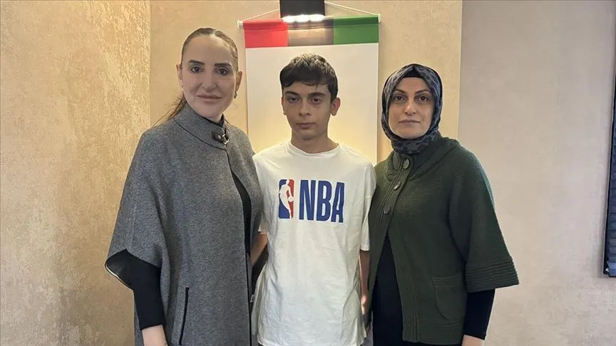 Kanseri yenen öğrenci tedavisini destekleyen dernekte gönüllü çalışıyor