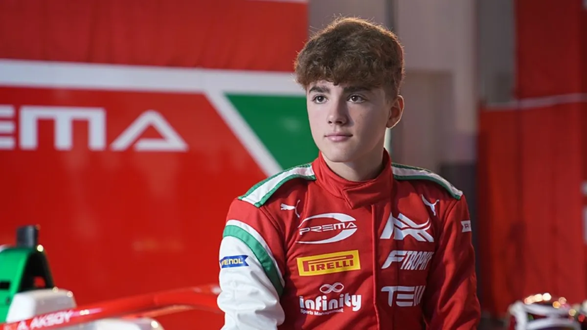 Genç Türk pilot Alp Aksoy Formula Trophy sezonunun açılış yarışını kazandı