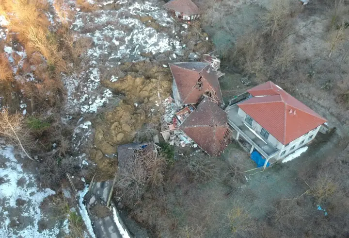 Sinop'ta 3 evin yıkıldığı, 4 kişinin yaralandığı heyelan sonrası hasar tespit çalışması