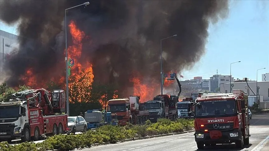 Kocaeli'de palet fabrikasında çıkan yangına müdahale ediliyor