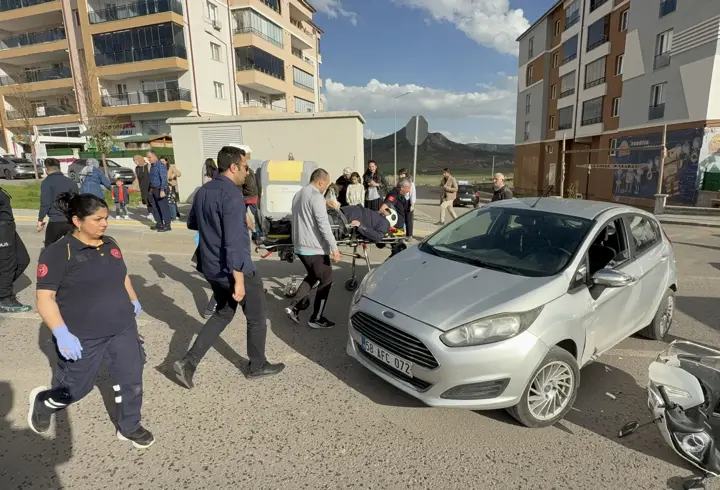 Sivas'ta otomobil ile motosiklet çarpıştı; polis memuru yaralandı