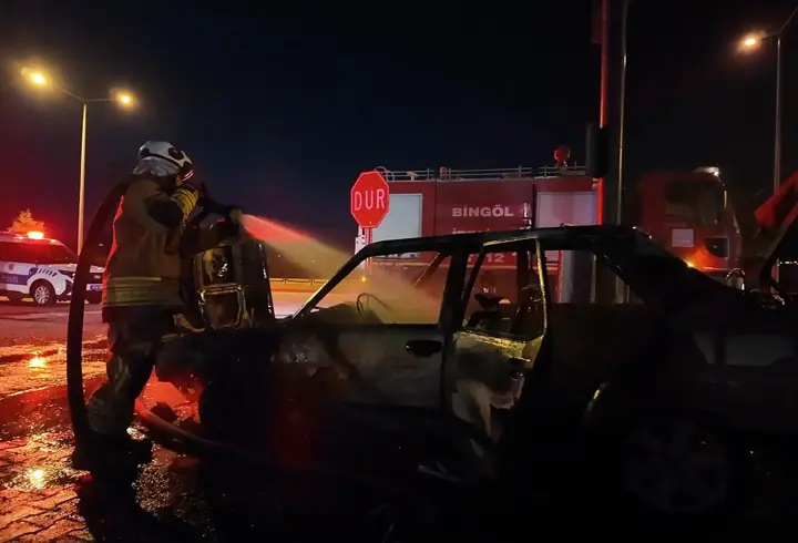 Bingöl’de sanayide çalıştırılmak istenen otomobil yandı