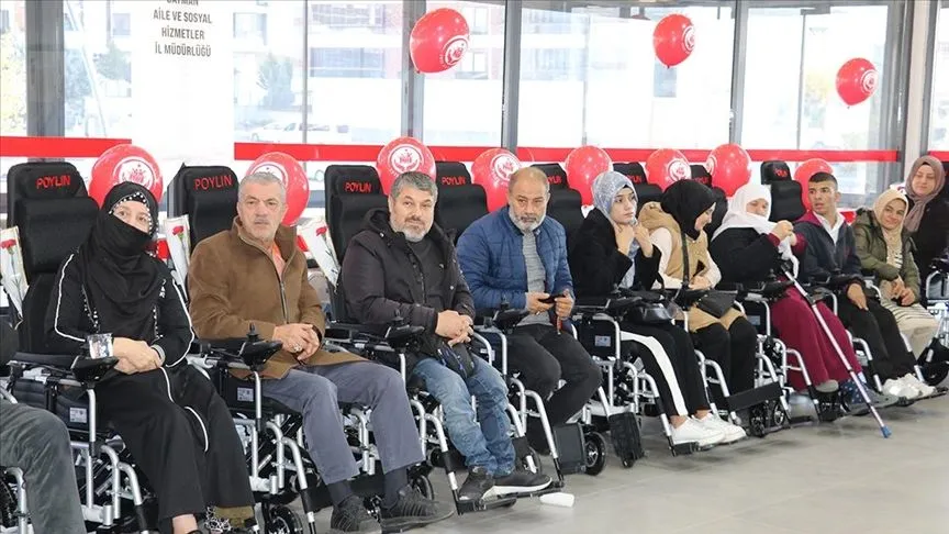 Batman'da engellilere 40'ı akülü 55 tekerlekli sandalye dağıtıldı
