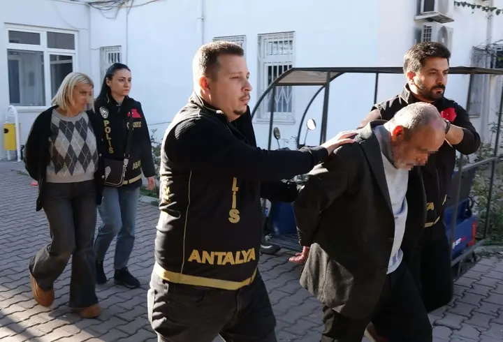 Antalya’da kan donduran olay: Anne öldü, kızı ve sevgilisi cezaevinde!