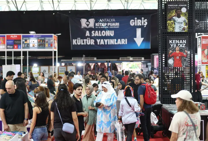 15. Antalya Kitap Fuarı'nda yazarlar okurlarıyla buluştu