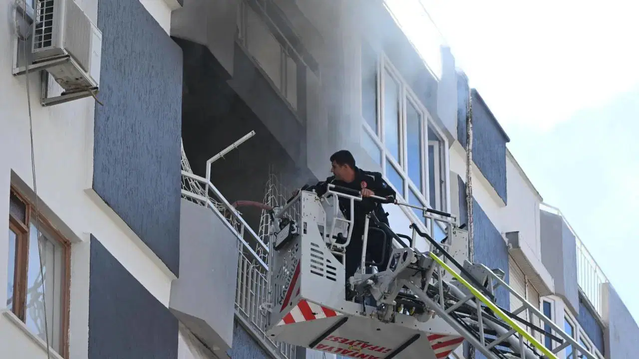 Antalya'da Apartman Dairesinde Yangın