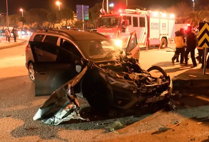 İstanbul - Maltepe'de iki otomobil kafa kafaya çarpıştı: 6 yaralı