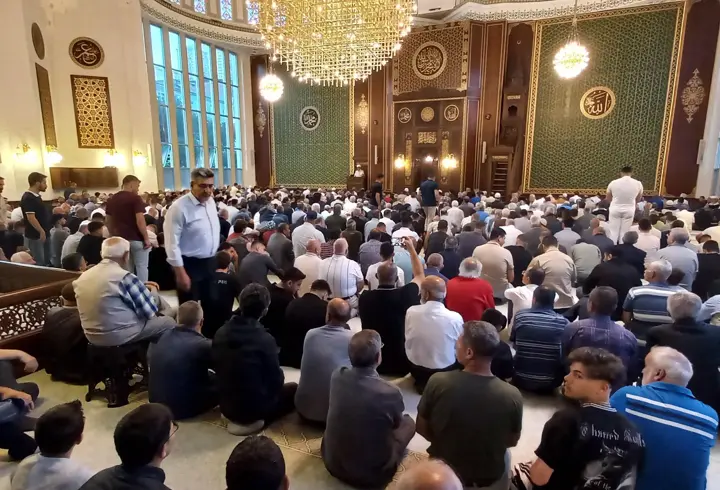 Malatya'da bayram namazı için binlerce kişi saf tuttu