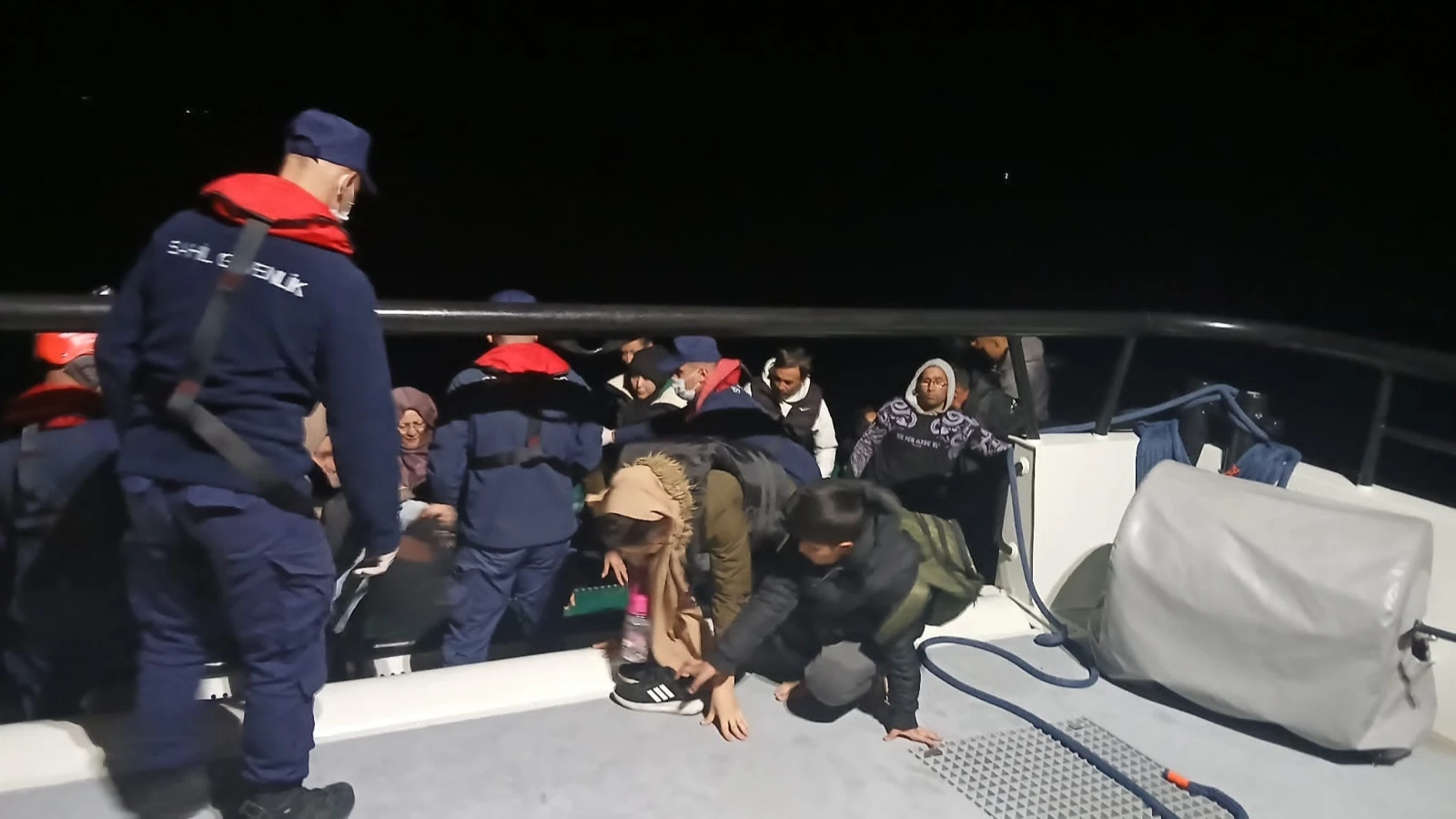 İzmir'de kaçak göçmen operasyonu: 37'si yakalandı, 28'i kurtarıldı